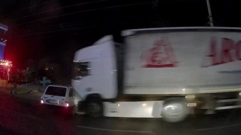 Manisa’da kırmızı ışıkta geçen tır, otomobile çarptı