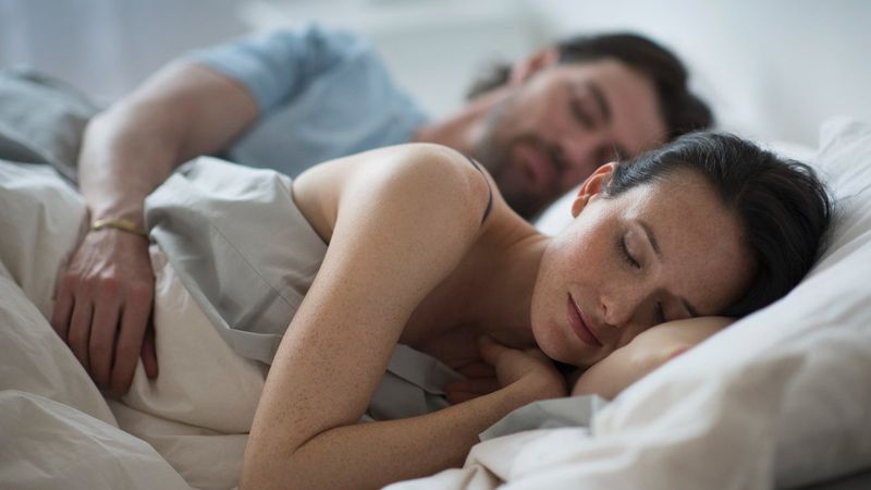 Çiftlerin aynı saatte uyuması gerektiğinin 5 nedeni