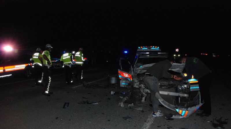 Bartın'da, ters şeride giren cip, jandarma aracına çarptı