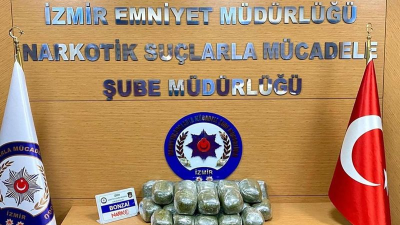 İzmir'de hafif ticari araçtan 26 kilo uyuşturucu çıktı