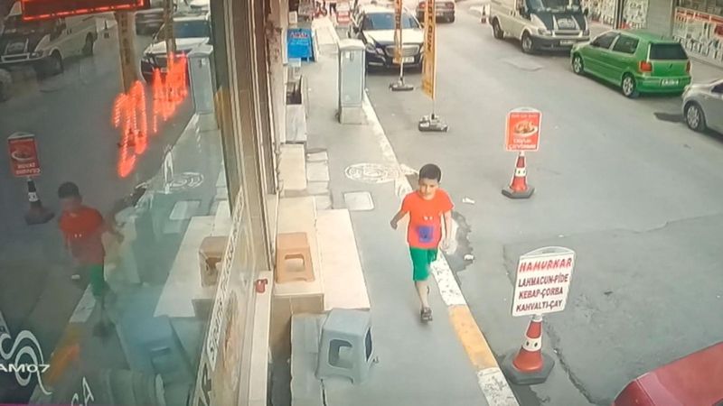 Esenyurt’ta 8 yaşındaki çocuk, bina boşluğuna düştü