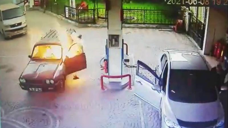 Bartın'da alev alan araçtan son anda kurtuldu