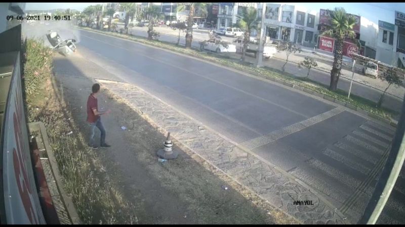 Muğla’da yayaya çarpmamak için manevra yapan otomobil takla attı