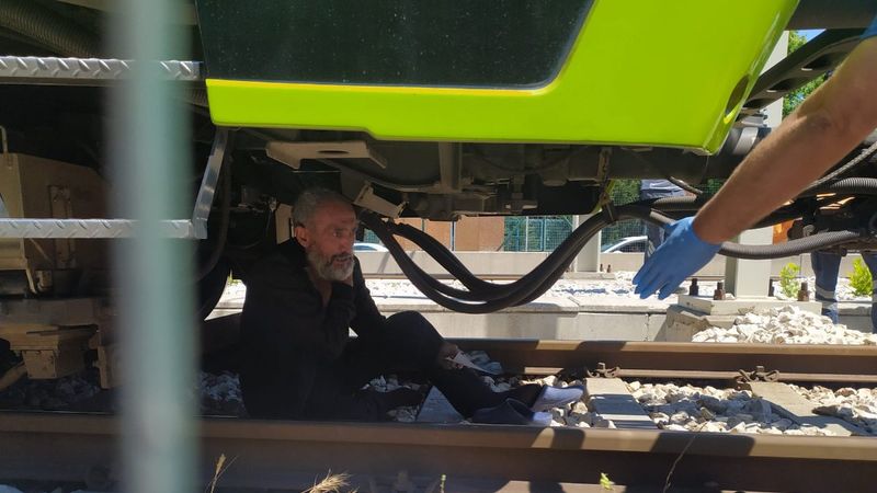 Bursa’da, raylara yatan şahıs metro hattını kitledi