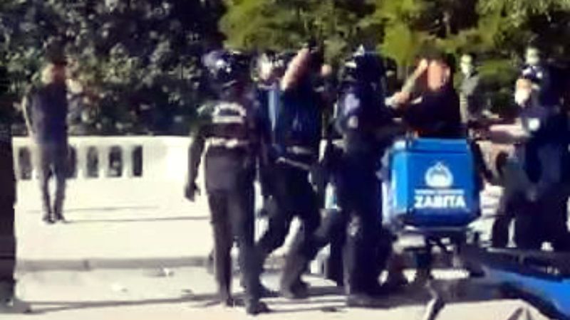 Taksim'de zabıta, seyyar satıcıya copla müdahale etti