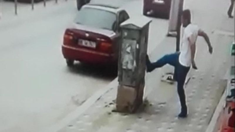 Kocaeli’de, telefon panosunu tekmeleyerek devirdi