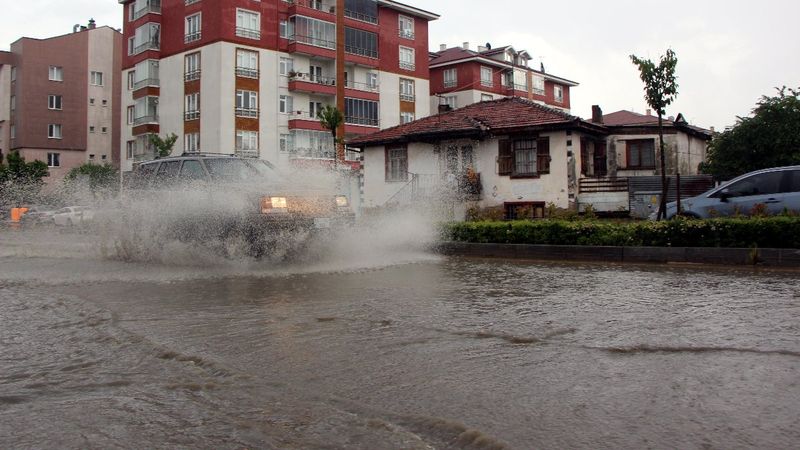 Bolu’da sağanak yağış: Yollar su altında kaldı