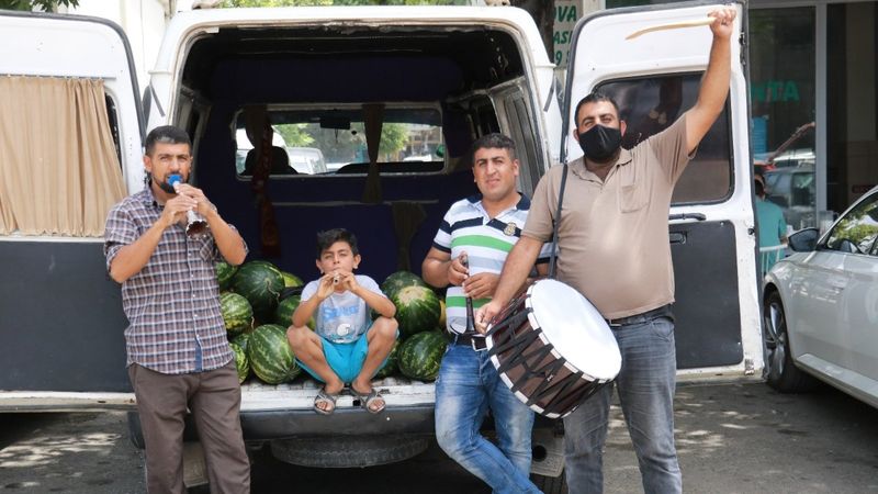 Kahramanmaraş'ta davullu zurnalı karpuz satışı