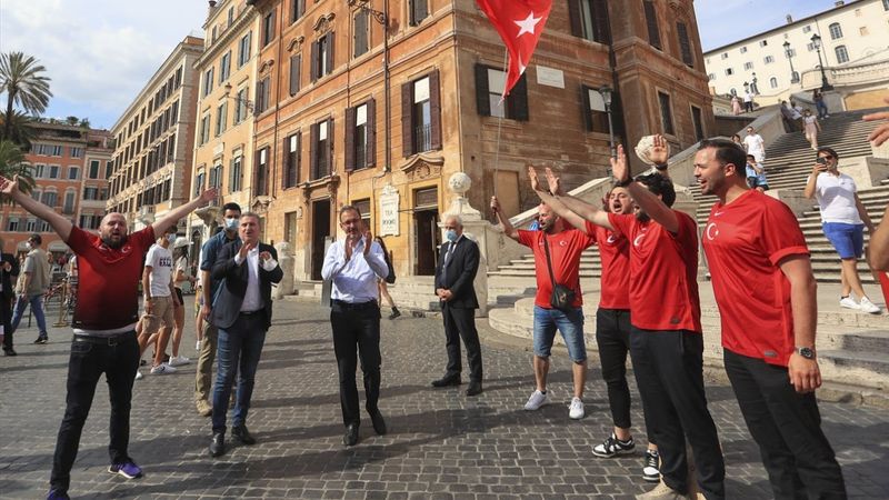 İtalya'da Bakan Kasapoğlu taraftarlara üçlü çektirdi