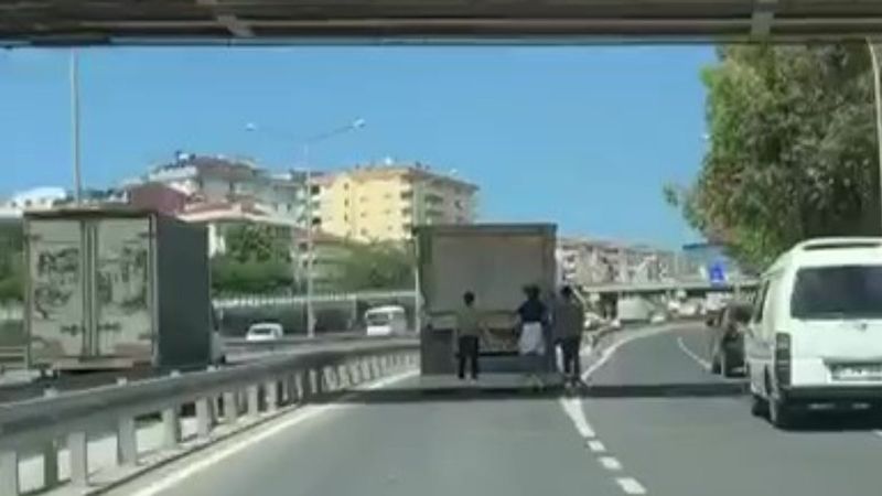 Kocaeli'de patenli gençler, kamyonun arkasında yolculuk yaptı
