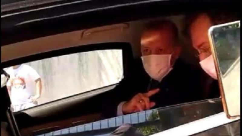 Cumhurbaşkanı Erdoğan, 'Tayyip Dede' diye seslenen çocuklar için konvoyu durdurdu