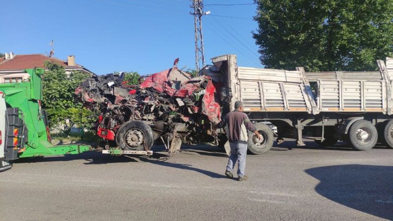 Yalova’da hurda yüklü tır, bariyerlere çarptı