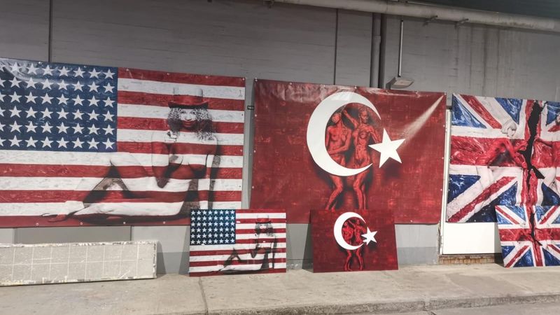 Almanya'da Türk bayrağı üzerine çizim yapıldı