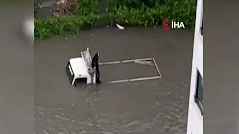 Ankara'da sel sonrası araçlar su altında kaldı