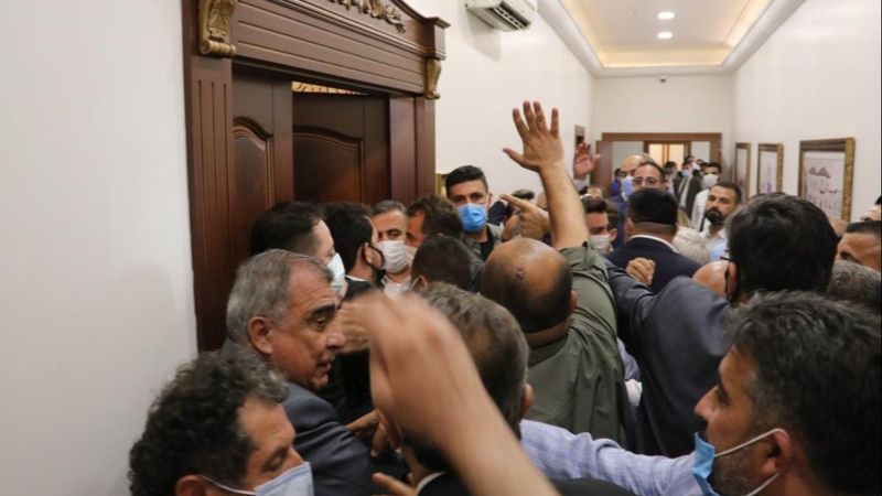 İyi Partililerin ve CHP'lilerin makam odasına girme mücadelesi