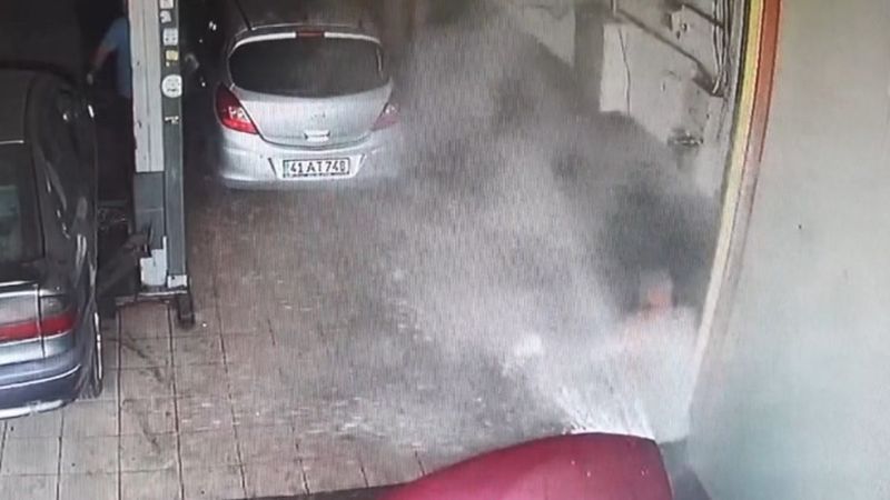 İzmit'te kaputu açılan otomobilin su kazanı patladı