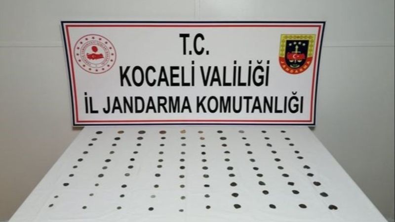 Kocaeli’de durdurulan aracın içinden tarihi sikkeler çıktı