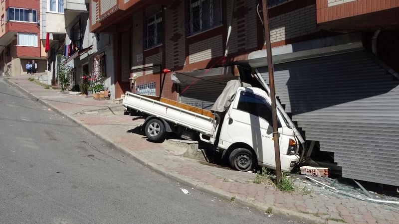 Sultangazi’de kayan kamyonet, kaldırımda yürüyen kadına çarptı