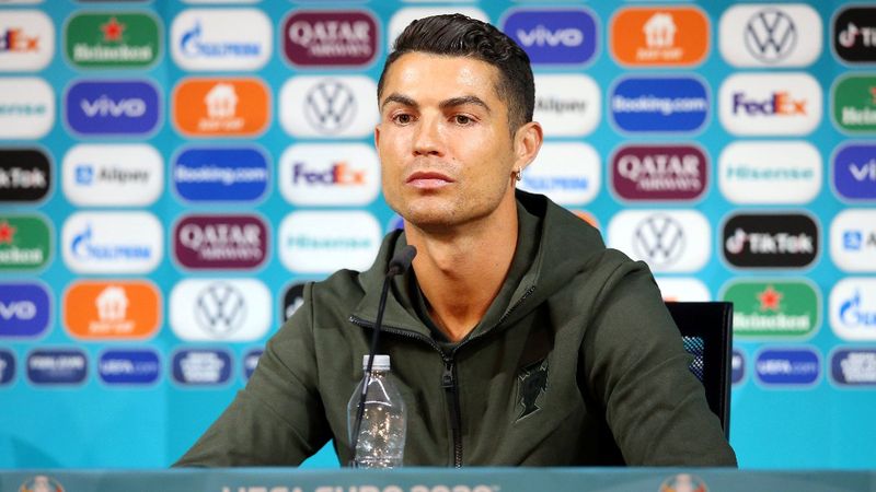 Ronaldo'dan basın toplantısında 'kola içemeyin' mesajı