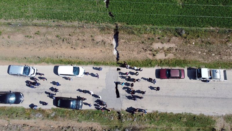 Afyonkarahisar’da 2 metre derinliğinde yarıklar meydana geldi