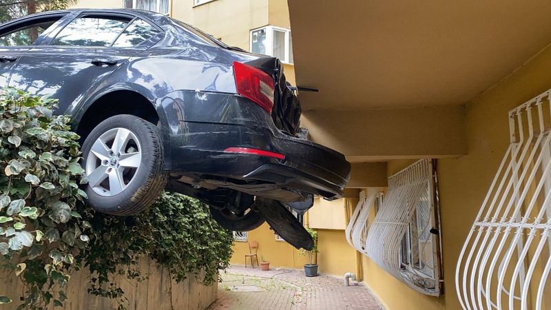 Şişli’de otopark içinde hızla gaza basınca, binaya girdi