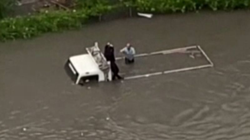 Ankara'da selde mahsur kalınca, yüzerek giden kişi halatla kurtardı