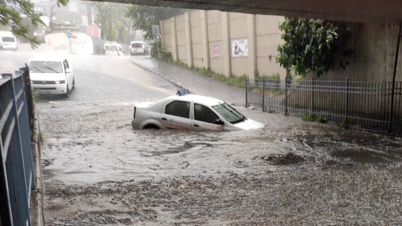 İstanbul'da sağanak hayatı felç etti