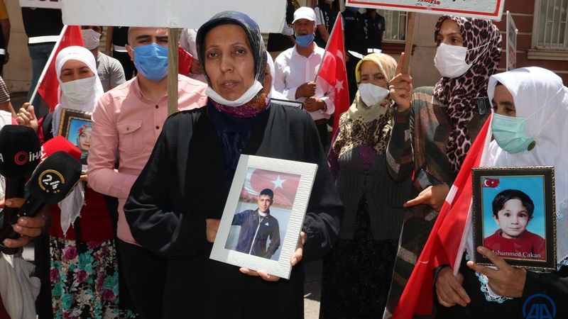 Evlat nöbetine bir aile daha katıldı