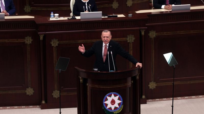 Cumhurbaşkanı Erdoğan'ın okuduğu şiiri Azerbaycan milletvekilleri ayakta alkışladı