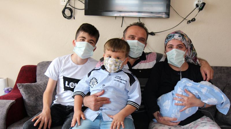 Denizli’de koronavirüse yakalanan kadın, bebeğini ilk kez kucağına aldı