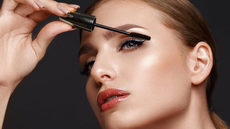 Gözlerinizi ön plana çıkaracak 8 makyaj hilesi