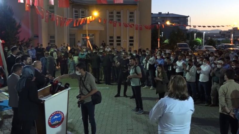 Ağrı Belediyesi önünde işçiler bayram sevinci yaşadı