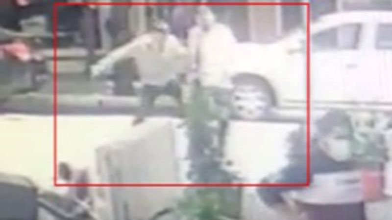 Avcılar'da çay içtikten sonra yanındaki adamı bıçakladı