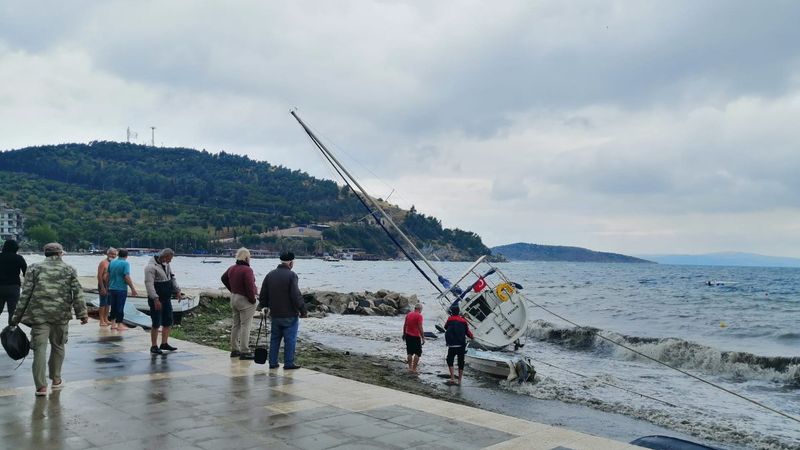 Erdek'teki lodosta, tekne karaya oturdu