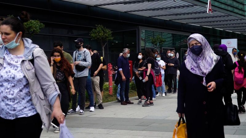 Kadıköy’de aşı olmak için bekleyen vatandaşlar uzun kuyruklar oluşturdu