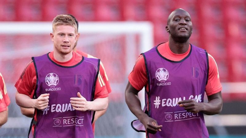 Belçikalı futbolcular Eriksen için topu taca atıyor