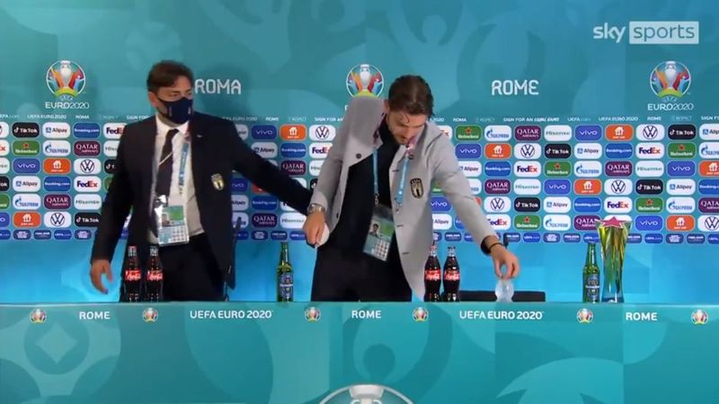 Locatelli de masaya oturmadan önce su ile kolanın yerini değiştirdi