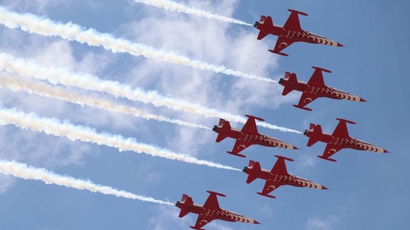 Türk Yıldızları'ndan Niğde semalarında selamlama uçuşu