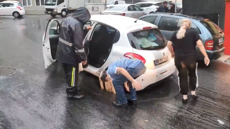 Şişli'de çukura otomobil düştü