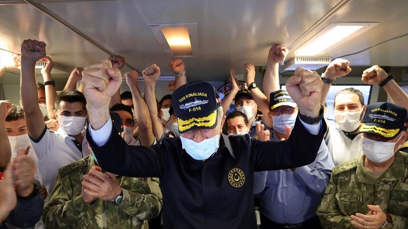 Atmaca'nın isabetli vuruşunda harekat merkezinde yaşanan coşku