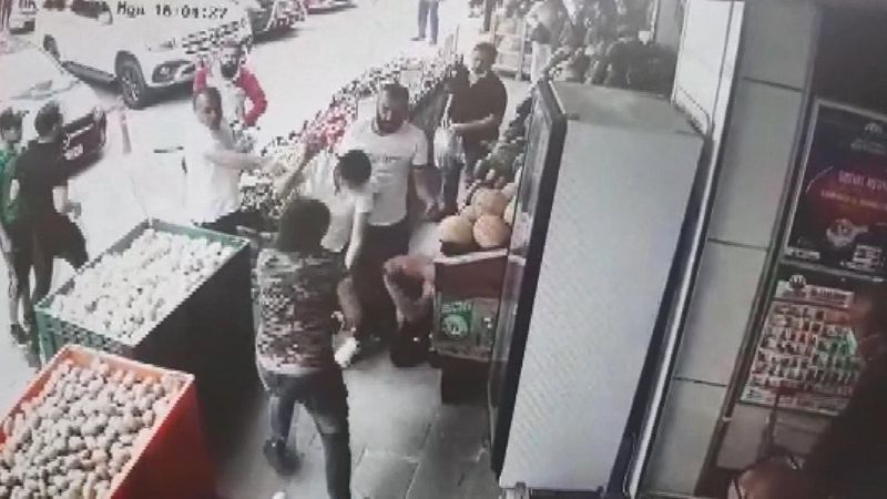 Esenyurt'ta 3 kişi, 1 kişiyi tekme ve tokatlarla dövdü