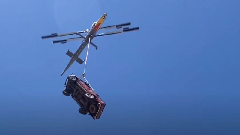 Toyota Hilux, 3 kilometre yükseklikten bırakıldı