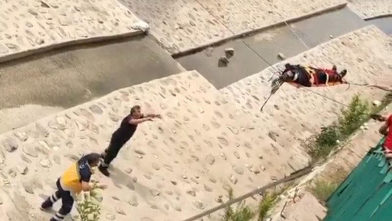 Bursa'da topu almak isterken dereye düştü