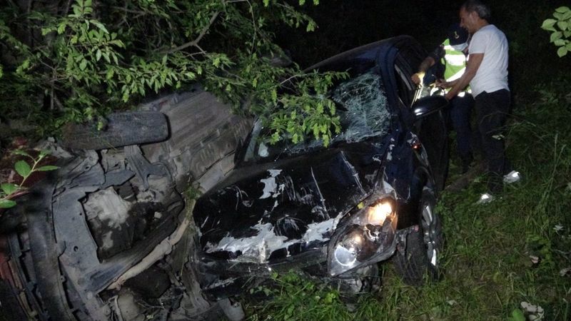 Samsun'da şarampole uçan sürücüleri ağaç kurtardı