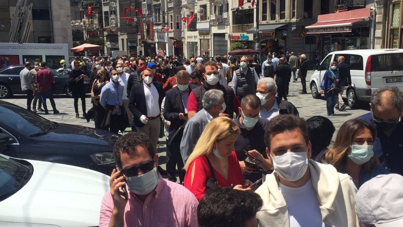 Galatasaray'da seçim kuyruğu İstiklal Caddesi'ne taştı