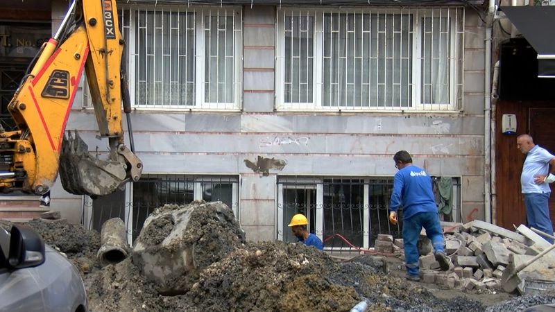 Fatih’te İSKİ çalışması elektrik kablolarını patlattı, bir aile mağdur oldu