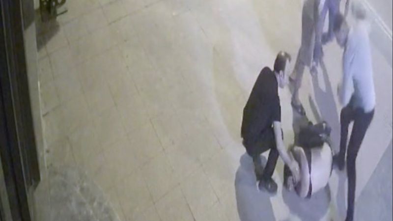 Antalya’da hasmına benzettiği kuryeye saldırdı