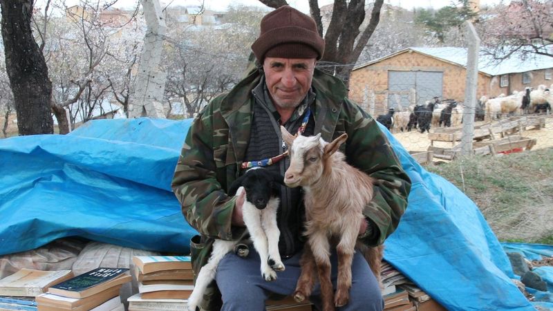 Elazığ'da yıllar önce bıraktığı üniversiteden 67 yaşında mezun oldu