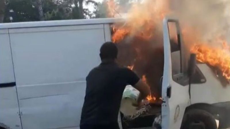 Antalya’da yanan aracına, kovalar ile su döktü