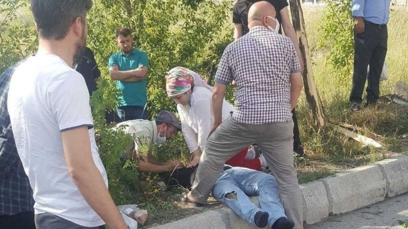 Ankara'da savrulan otomobil, durakta bekleyen yaya çarptı